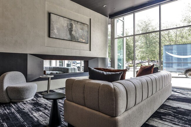 Building Photo - Luxury 28th Floor 2 Bedroom Condo For Leas...