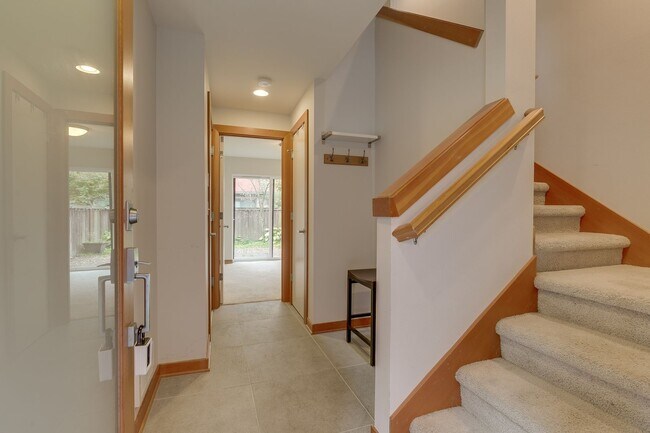 Building Photo - Bright, Modern 3 bed 2.5 Bath Townhome in ...