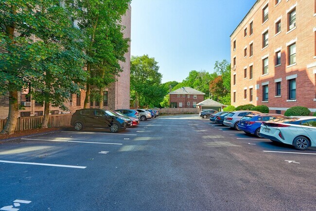 Building Photo - 1064 Beacon St