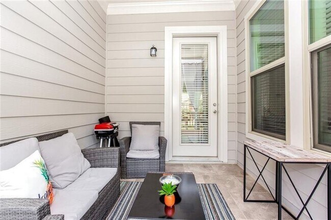 Building Photo - Large 3 Bedroom Luxury Townhome on Silver ...