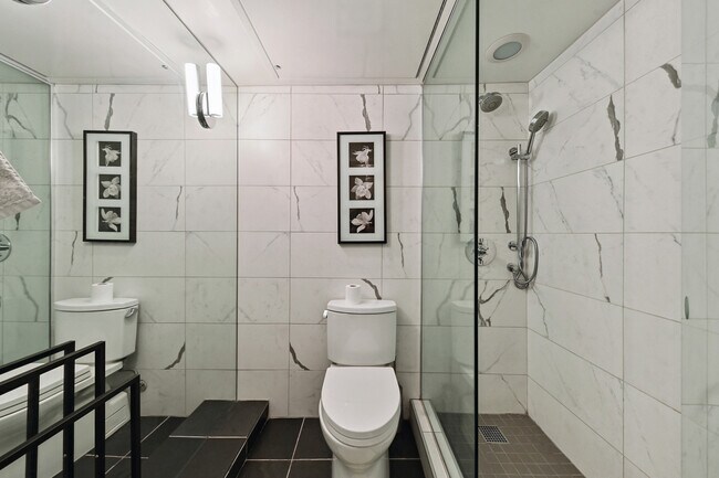 Building Photo - 1300 N Astor St