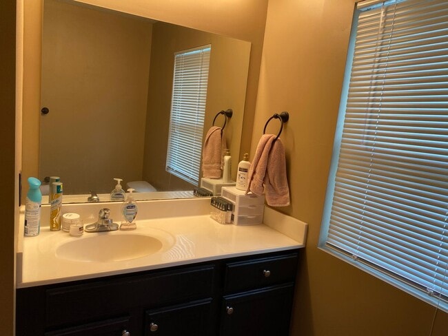 Building Photo - 818 Bluemont Ave