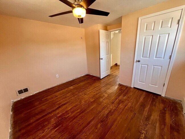 Building Photo - Pittsburgh - 2 Bedroom 1.5 Bathroom - Home...