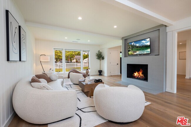 Building Photo - 527 S Bentley Ave