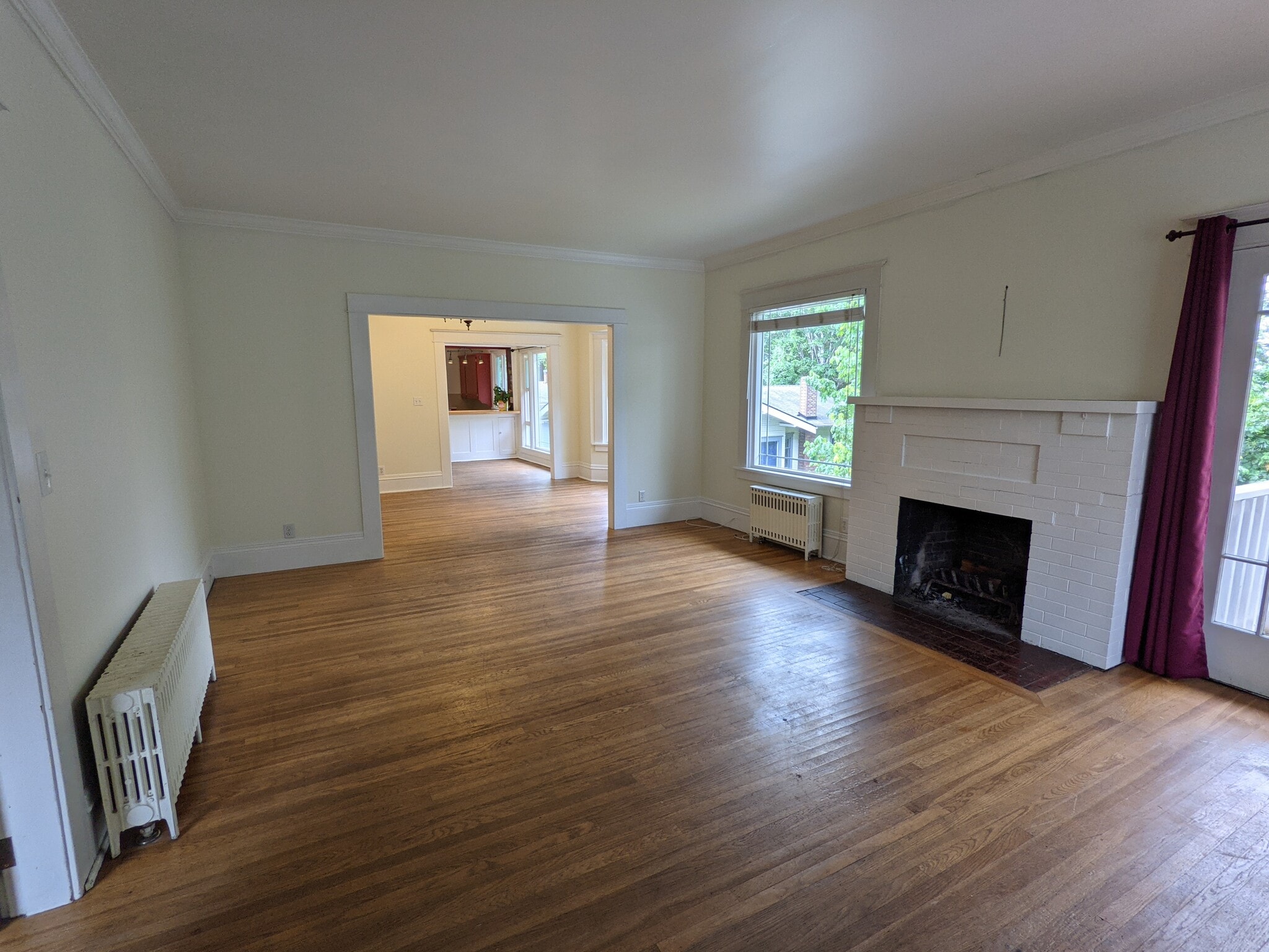 Living - 406 E Ivy St