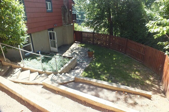 Building Photo - 850 NE 67th Ave