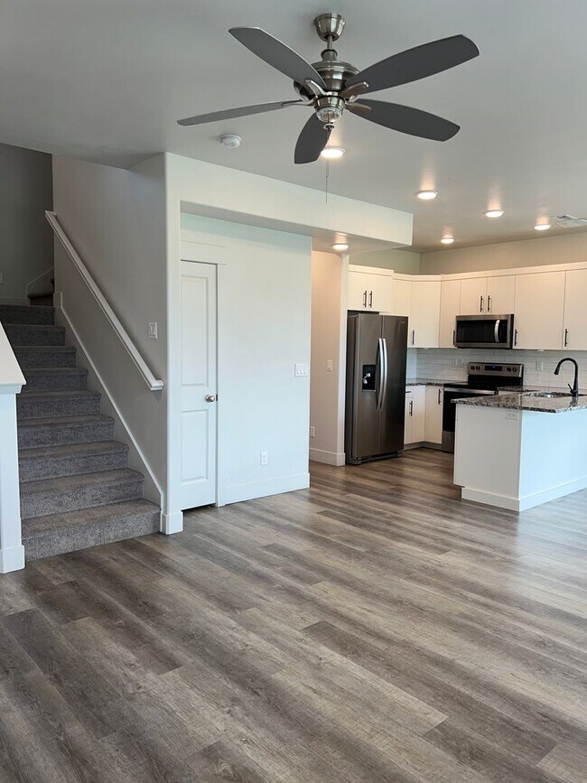 Building Photo - Beautiful 3 Bed, 2.5 Bath Townhome in Summerfield Subdivision | $1,995/month