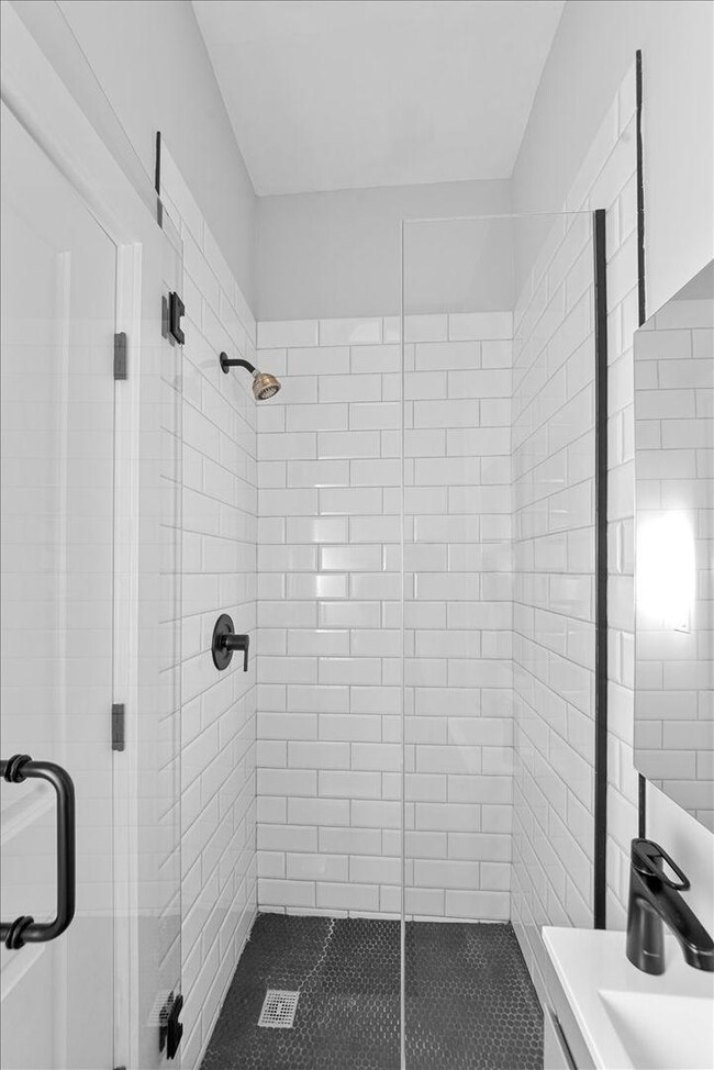 Building Photo - 3 bedroom in Chicago IL 60618