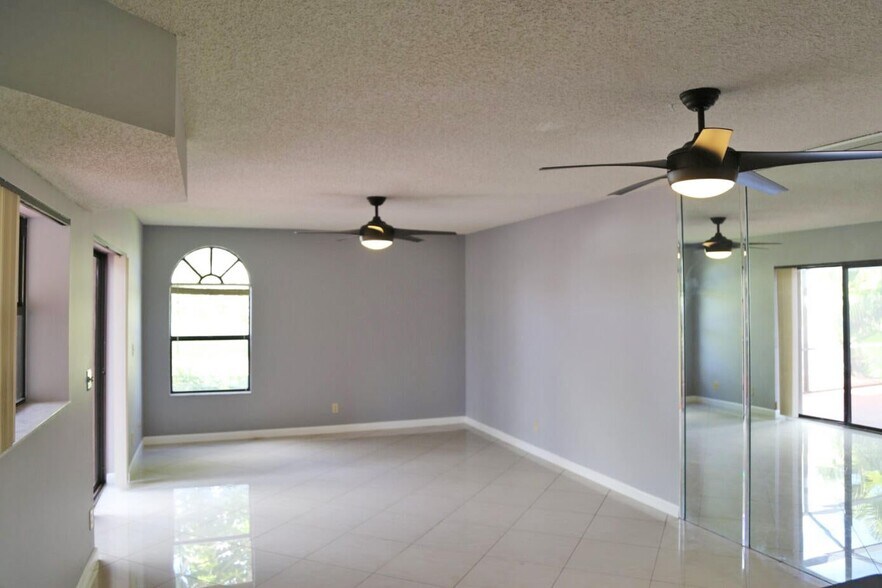 Building Photo - 3935 Village Dr