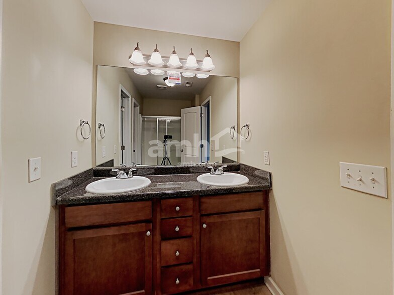 Building Photo - 507 Round Rock Trl