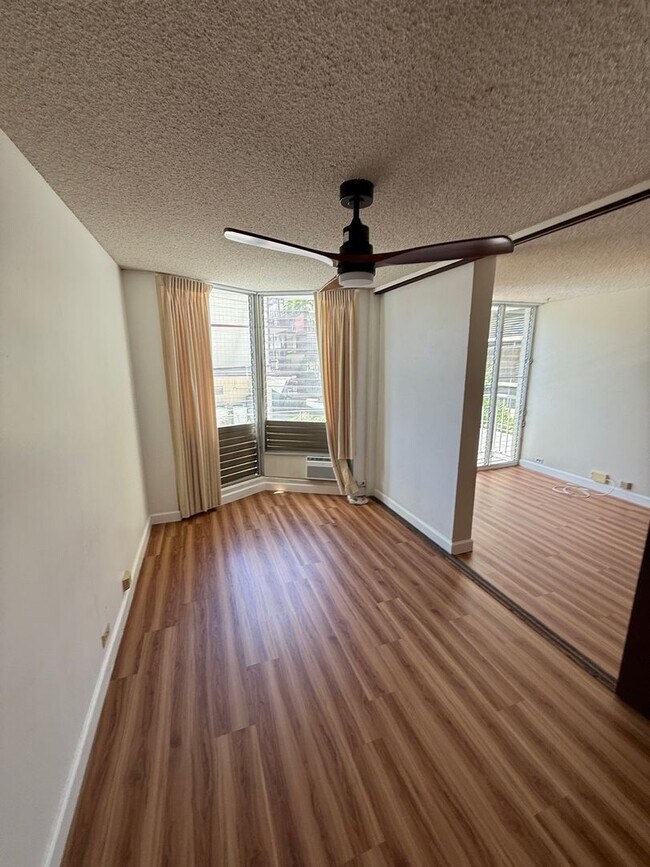 Building Photo - 1 Bedroom / 1 Bathroom / 1 Parking – Recently Renovated