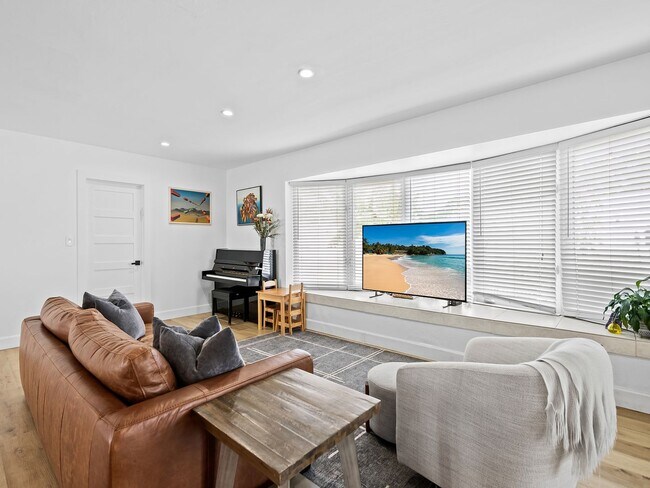 Building Photo - Coastal Elegance Awaits! Stunning 5-Bedroom Home in Prime Fort Lauderdale Location