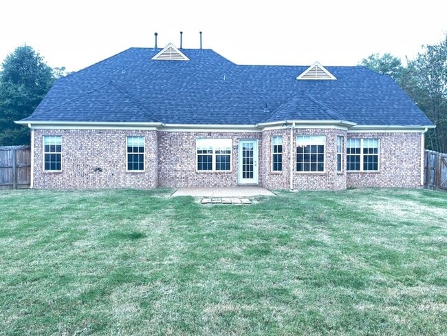 Building Photo - Four Bedroom Lakeland Home