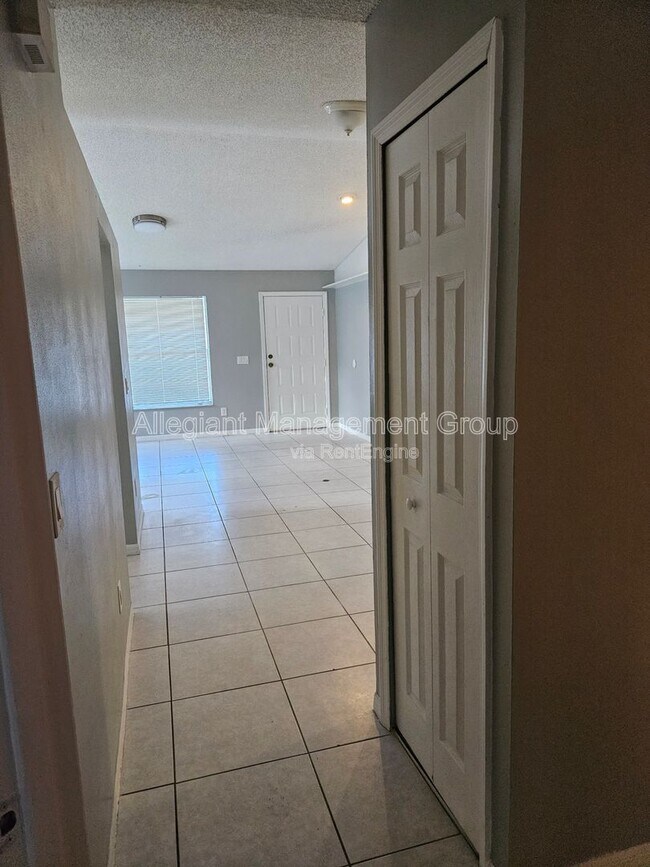 Building Photo - 1213 Roma Ct