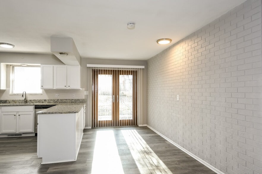 Building Photo - 630 W Adams St