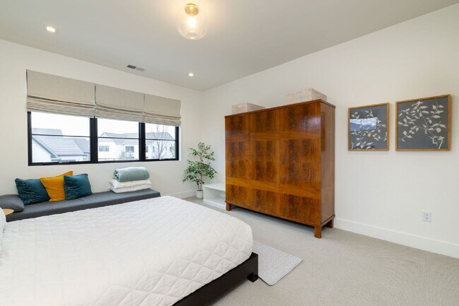 Building Photo - Beautiful Fully Furnished Custom Home in Rancharrah