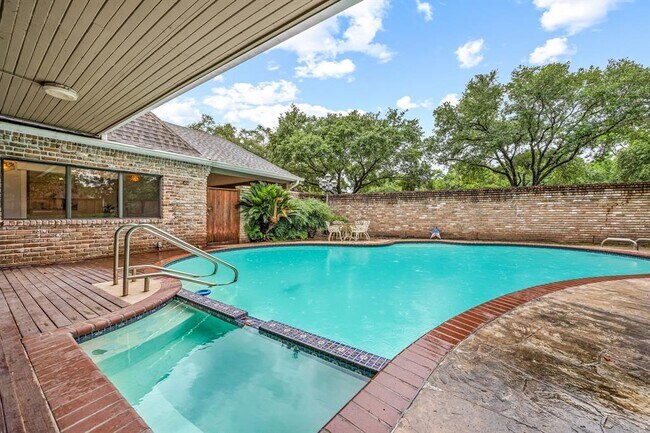 Building Photo - 15726 Walkwood Dr