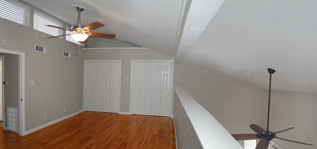 Loft style bedroom - 8710 Park Ln