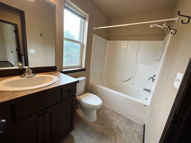 Building Photo - 2100 N Chestnut St