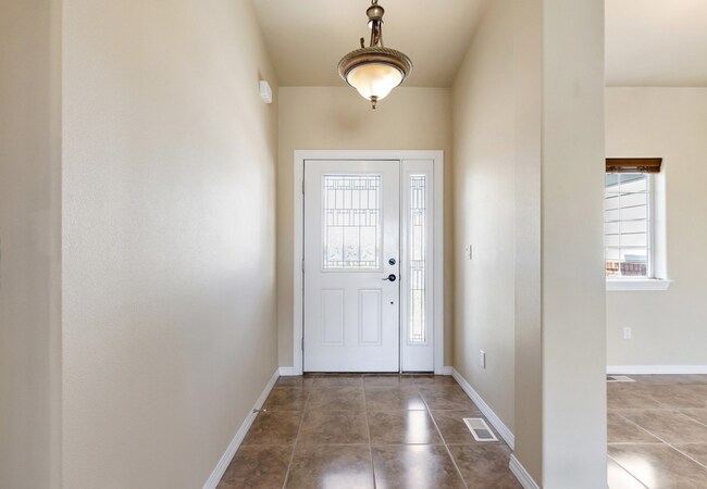 Building Photo - Lakefront Home in Cascade Valley