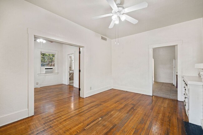 Building Photo - Vintage Bungalow Near University of Arizona