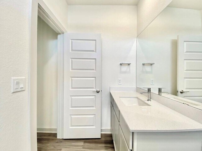 Building Photo - 100 Geminiflora Bend