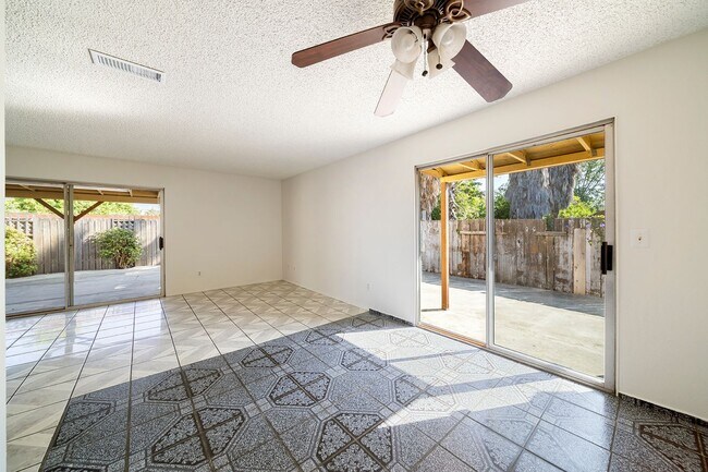 Building Photo - Charming 3 bedroom 2 bath in Escondido!