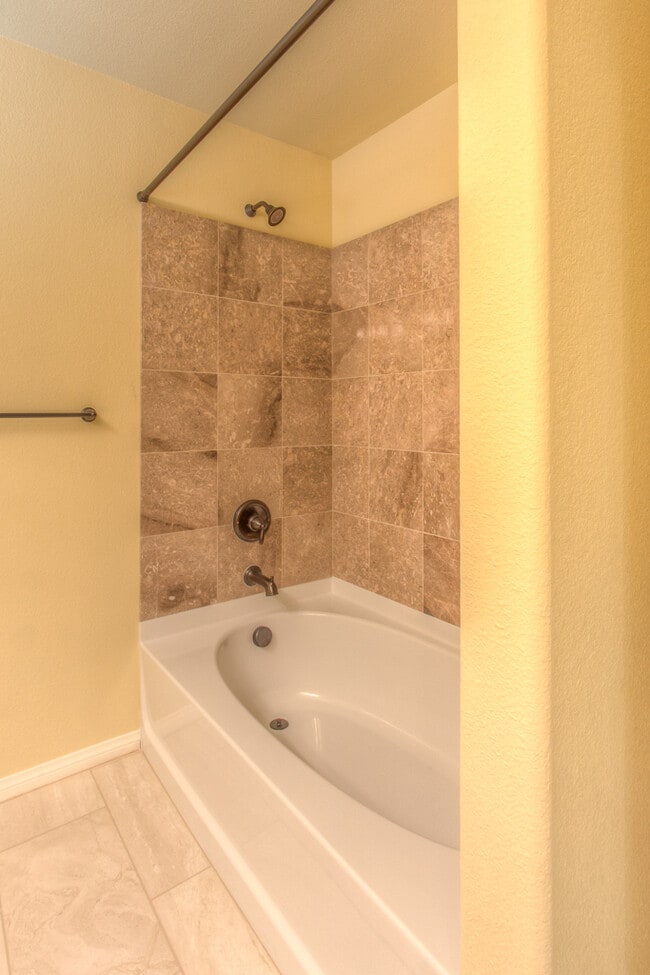 Building Photo - Gorgeous 5 bedroom home in Southern Highlands area