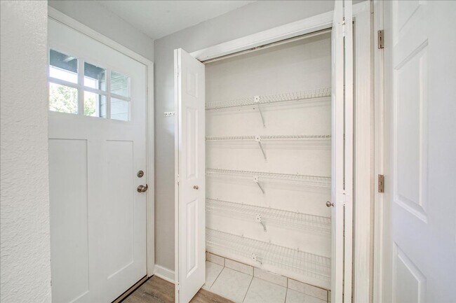 Building Photo - Bright & Stylish Townhome in the Heart of ...