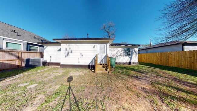 Building Photo - 6801 Greenhurst St