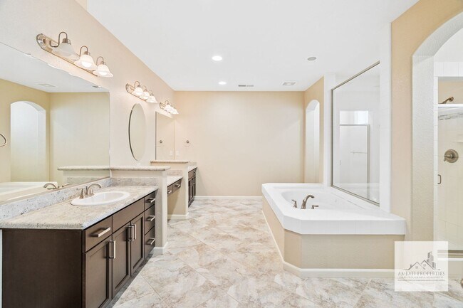 Building Photo - Beautiful 4 Bedroom 3 Bath Home with Solar in Northeast Fresno!
