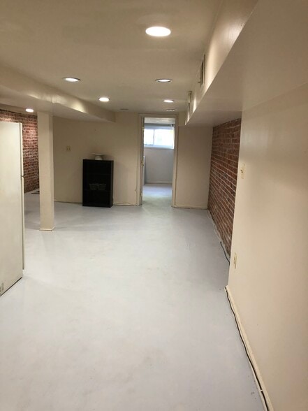 Building Photo - 902 Westminster St NW