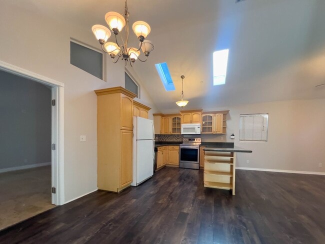 Building Photo - 15424 Camarillo St