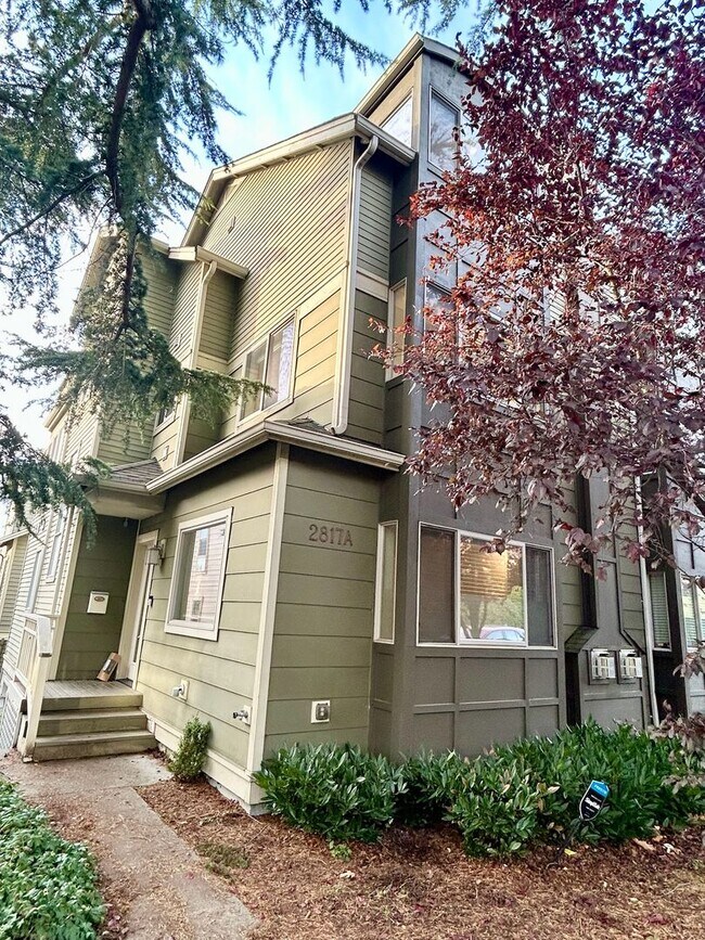 Primary Photo - Queen Anne Townhouse