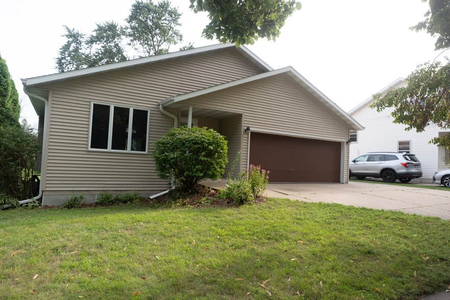Primary Photo - 4005 Winnemac Ave