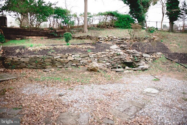 Building Photo - 521 Warren Rd