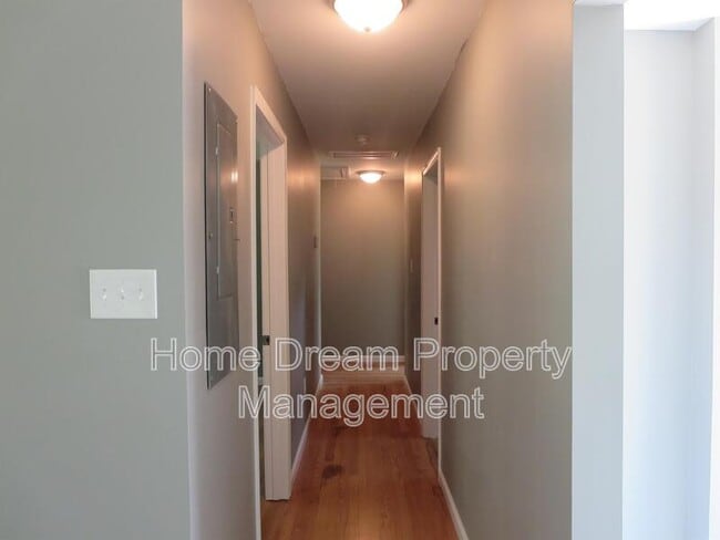 Building Photo - 324 2nd St