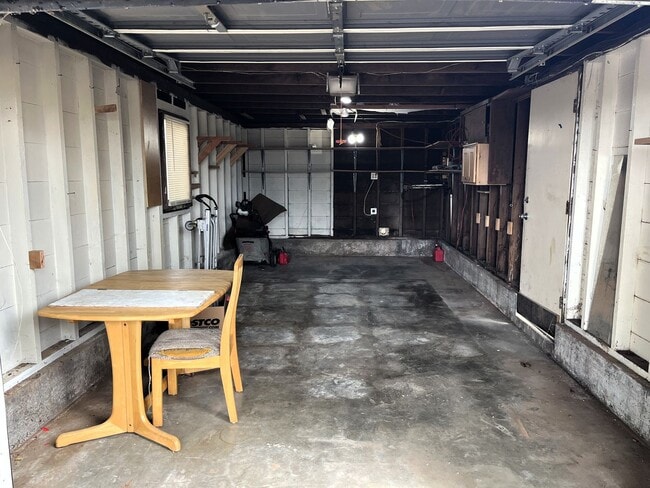 Building Photo - Pet-Friendly 2/1 Eureka Home With Large Ya...