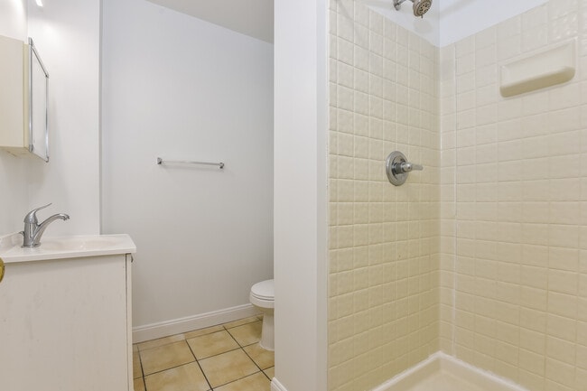 Building Photo - 1024 Bush St