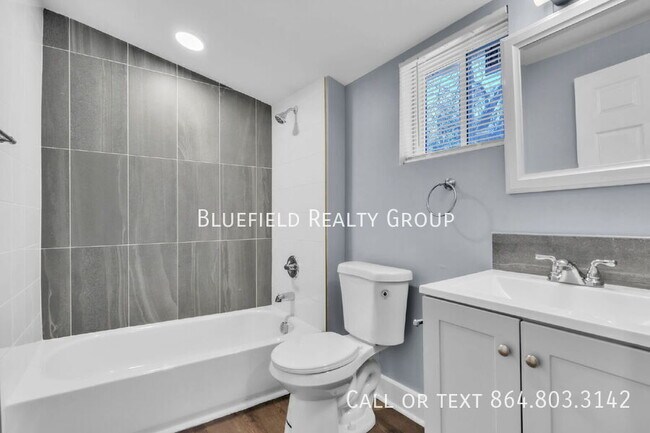 Building Photo - 307 B St
