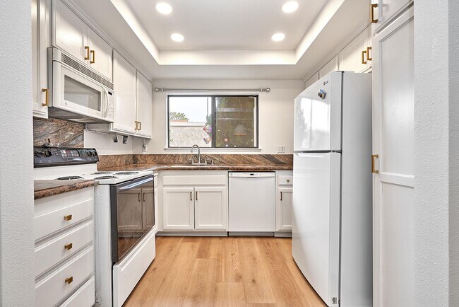 Building Photo - 28026 Ridgecove Ct N