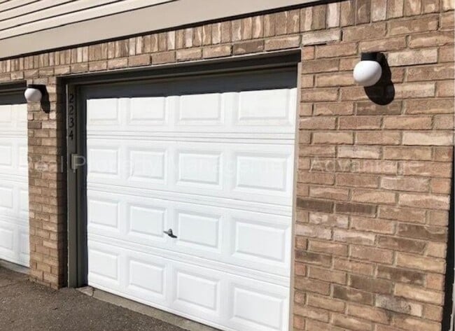 Building Photo - Spacious 2 Bed Condo with Attached Garage