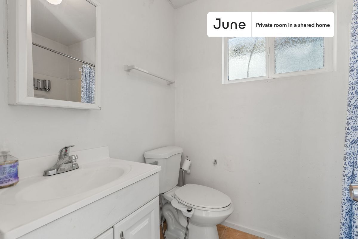 Building Photo - Private bedroom in 7 bed/3 bath Home