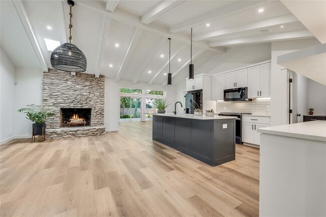 Building Photo - 1707 Fawn Dr