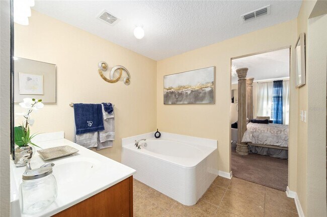 Building Photo - Private Oasis in the Heart of Alachua