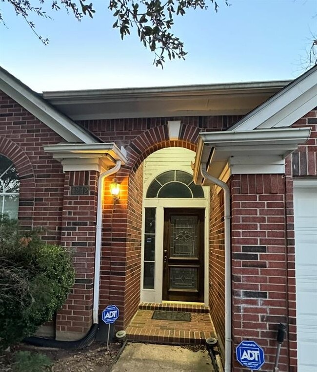 Building Photo - 4242 Lakeshore Forest Dr