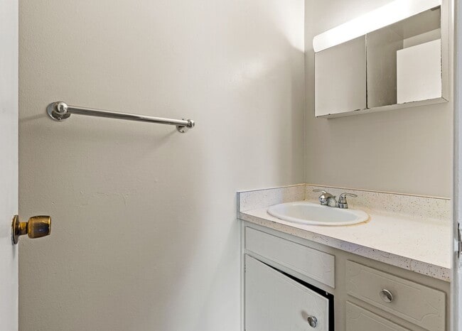 Building Photo - Large 3BD Townhome Style Apartment w/ Brand New Flooring in Hayward