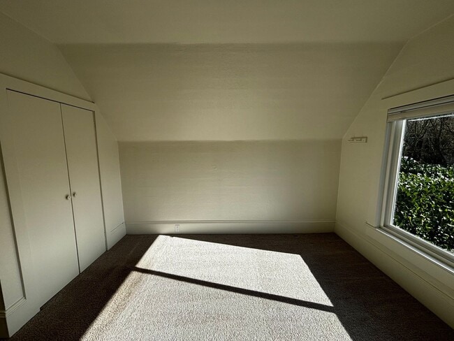 Building Photo - Charming duplex-style house in the heart of Green Lake and Tangletown