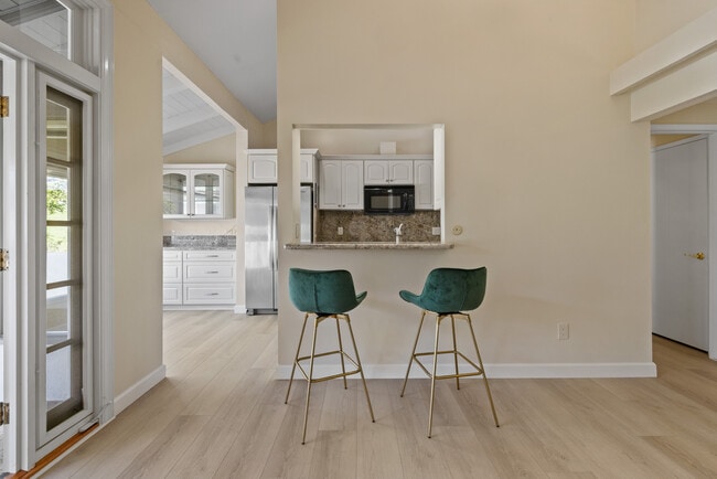 Building Photo - 1954 Vista Caudal