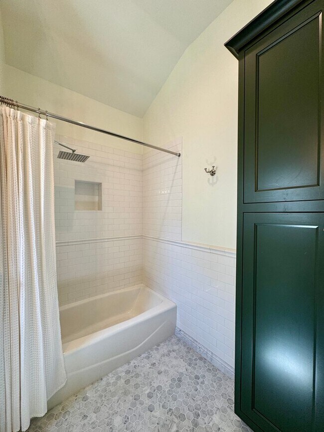 Building Photo - Custom Adorable Cottage Available in Folsom!